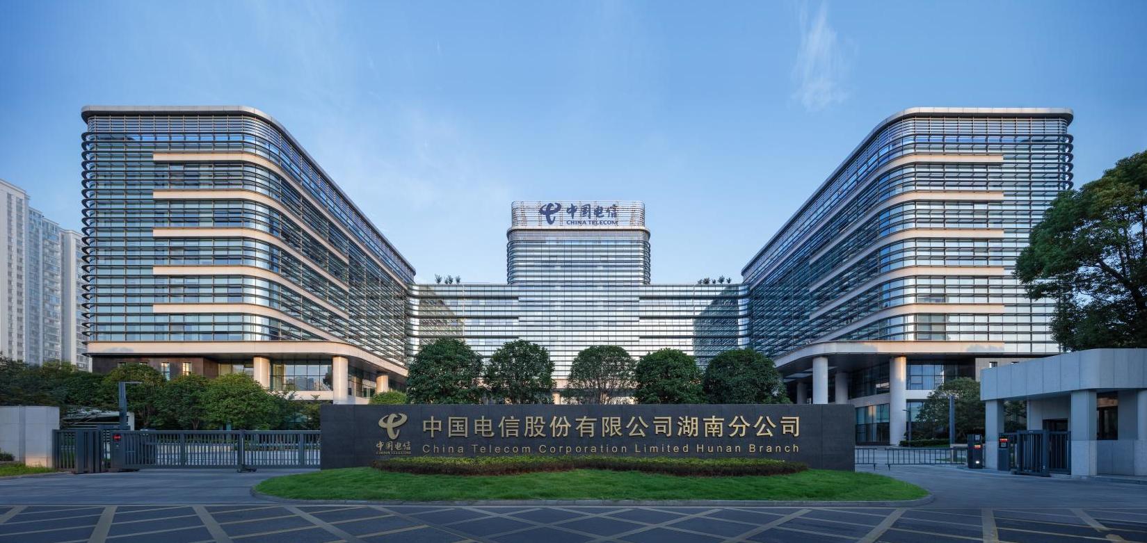 公司承建的湖南信息園（調(diào)度大樓、通信機(jī)房、地下室、附屬樓）工程榮獲兩項(xiàng)（土建、安裝）中國(guó)建設(shè)工程魯班獎(jiǎng)